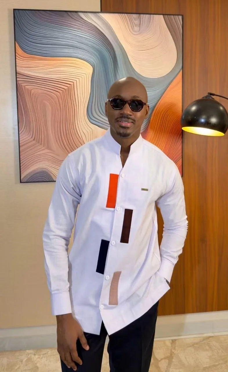 Chemise blanche à empiècements de couleur