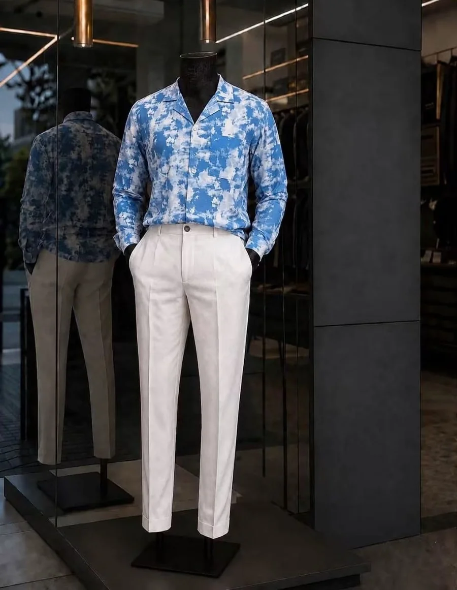 Chemise à fleurs bleues et blanches, pantalon crème
