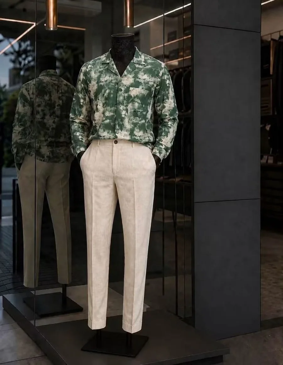 Chemise à motifs verts, pantalon crème