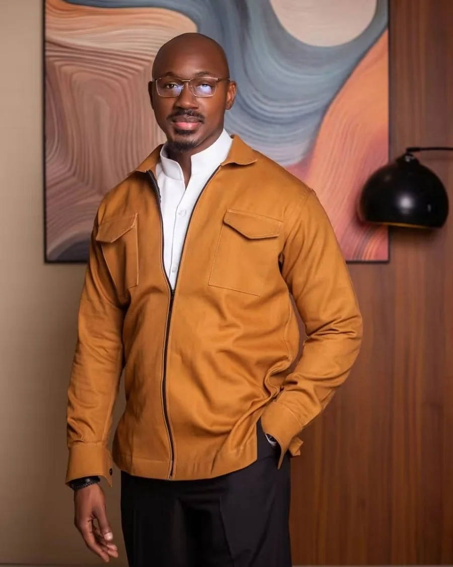 Surchemise camel portée sur chemise blanche