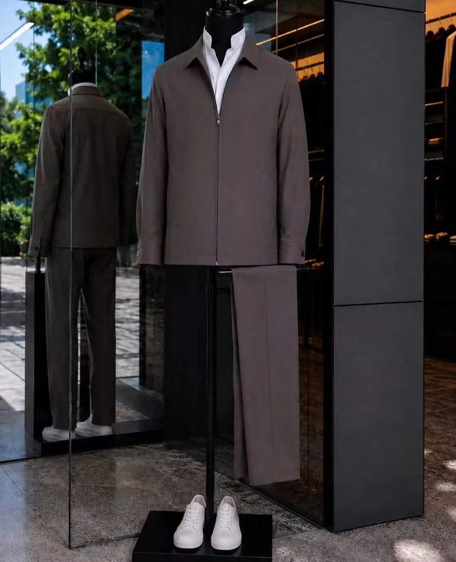 Ensemble taupe, surchemise zippée et pantalon